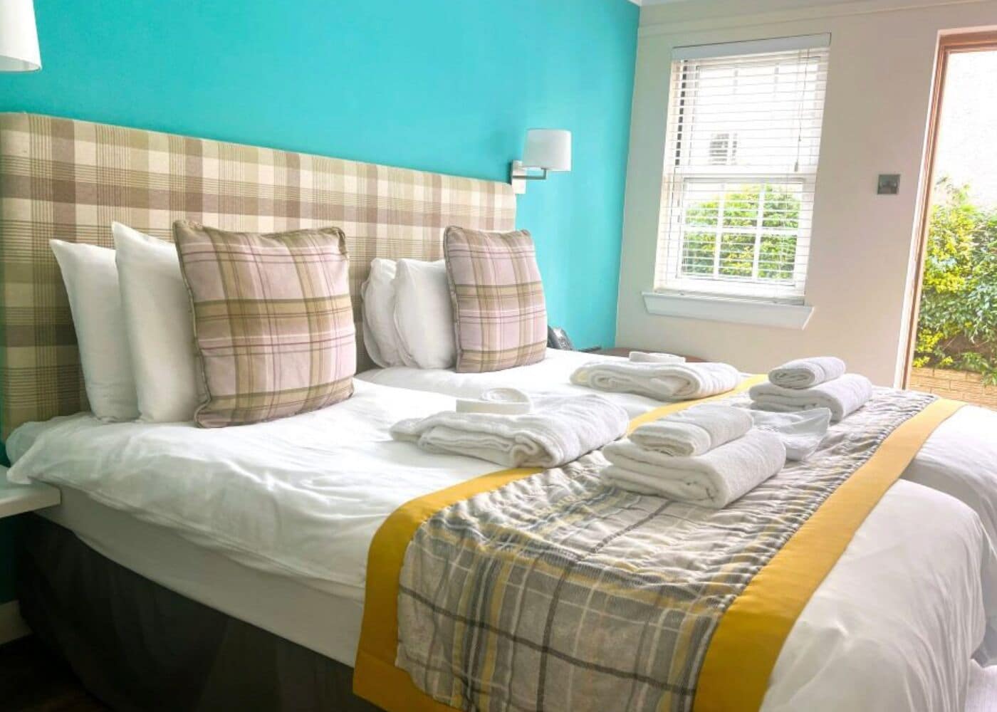 标准双人房或双床房， 1 张双人床或 2 张单人床， 无烟房， 允许带宠物