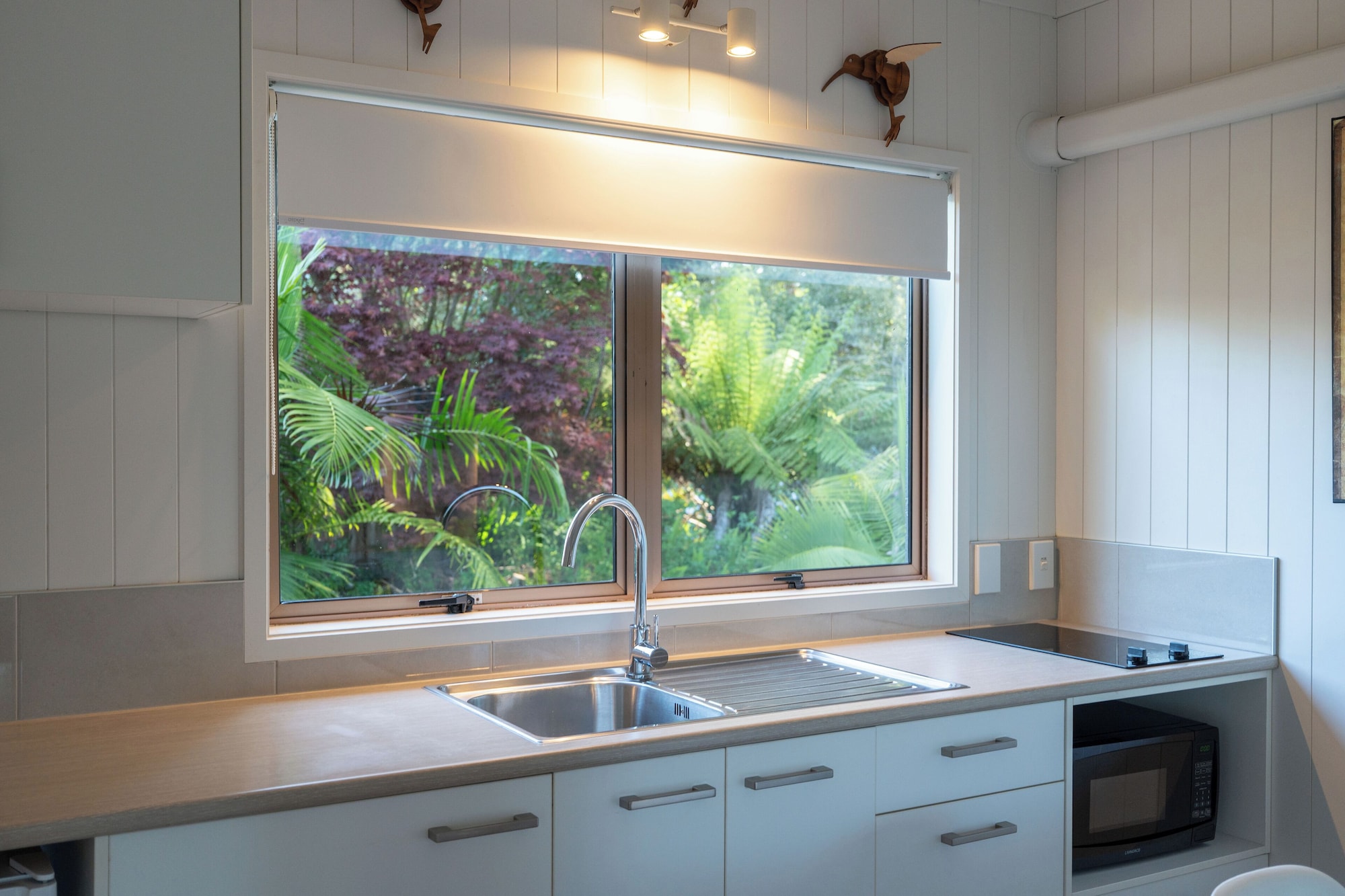 行政开间套房， 1 张特大床， 泳池景观