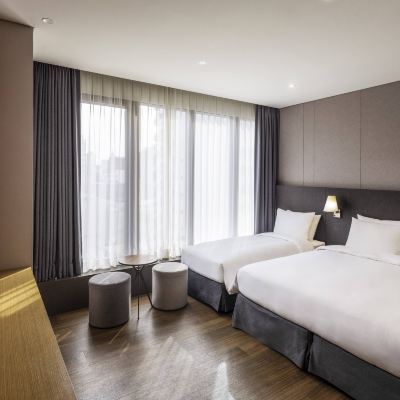 帶1張雙人床和1張單人床的小型套房 明洞大使宜必思飯店優惠