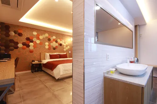 Jade Hotel
