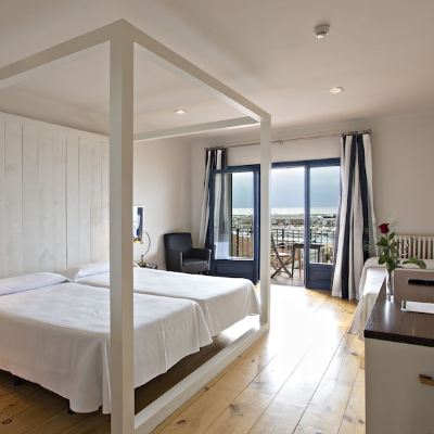Triple Room with Balcony Sea View