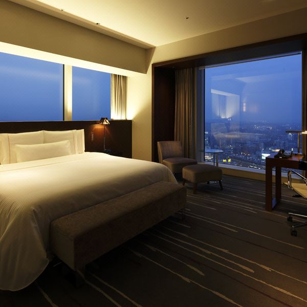 俱乐部豪华特大床房