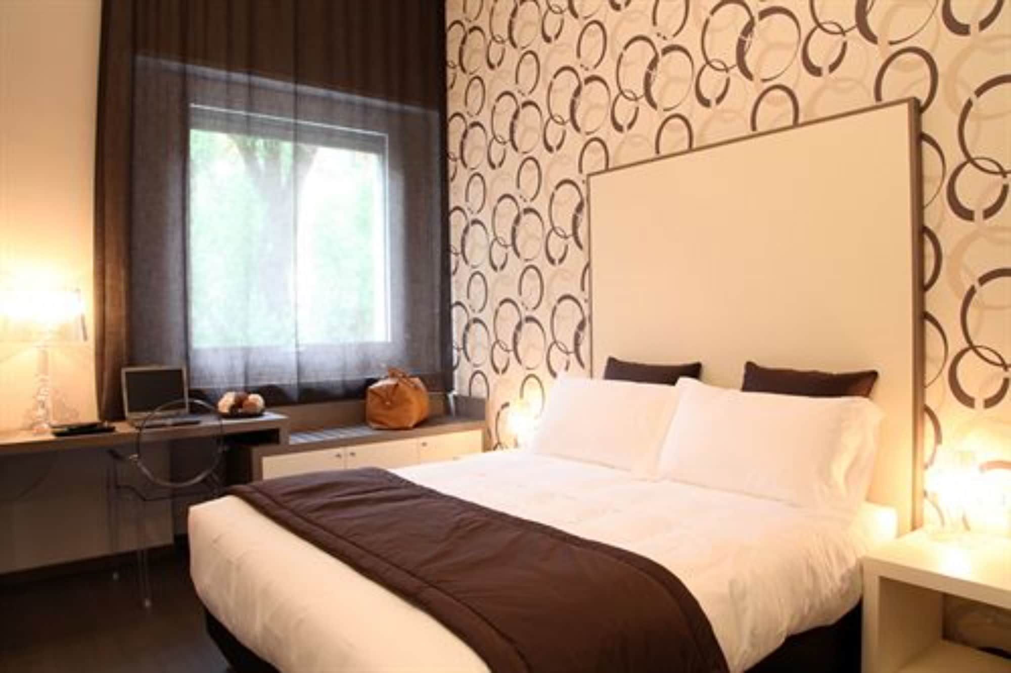 雙人房， 1 張特大床， 公園景觀