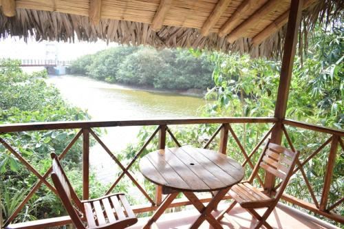 带阳台和海景的豪华双人房