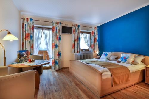 带山景的双人间