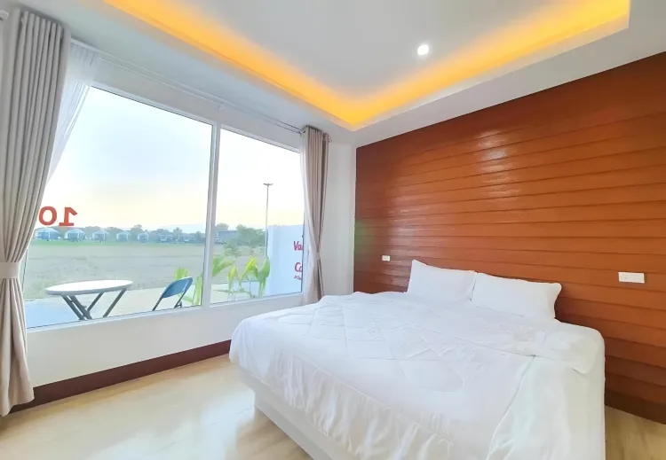 ห้องเตียงใหญ่ 1 เตียง วิวสระน้ำ