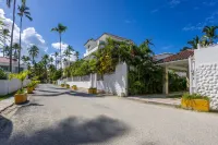 Beachfront 8Br Villa with Pool & Maid