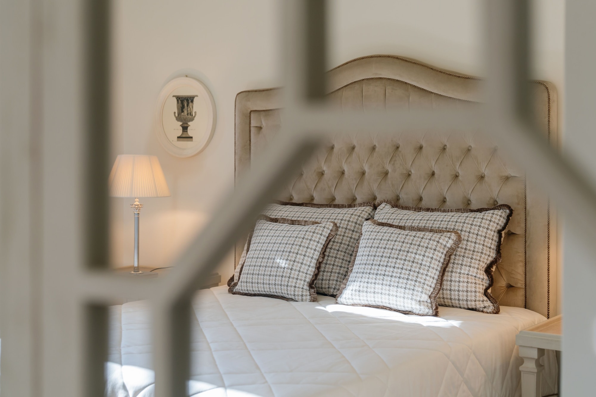 豪华房带阳台， 一张特大号床， 海景