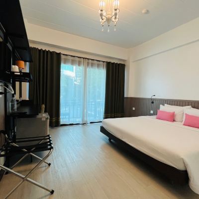 豪華特大床房（帶陽台） 清萊曼提尼度假村優惠