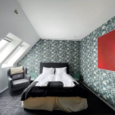 1 King Bed,Non-Smoking,Family Room,Sofabed,Wi-Fi JA Hotel Promo Code