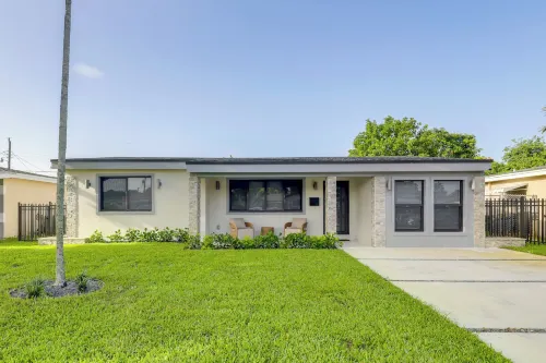 Private Yard! Getaway 3 Mi to Hard Rock Stadium