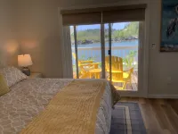 Charming New Blue Studio on water with dock, WiFi & AC in fun time Freeport
