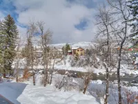 Private Ski Retreat in Avon: Eagle River Views! Hotele w: Eagle-Vail