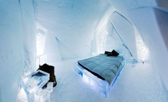 a bedroom with an ice bed and blue lights , creating a warm and inviting atmosphere at Hôtel de Glace