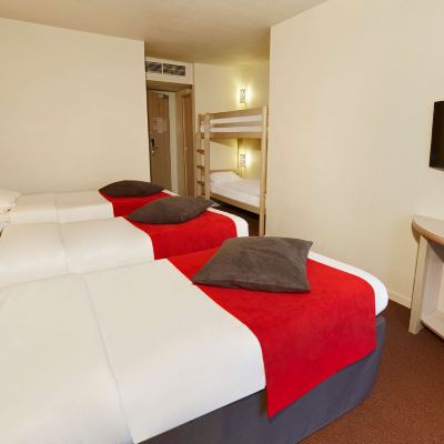 家庭房，配備 3 張單人床和 1 張雙層床，可容納 5 人 法國谷康鉑飯店優惠