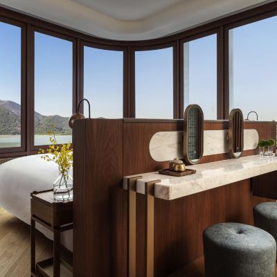 落日套房 - 一張特大床，尊享行政酒廊設施，樓閣套房 香港銀樾美憬閣精選酒店優惠