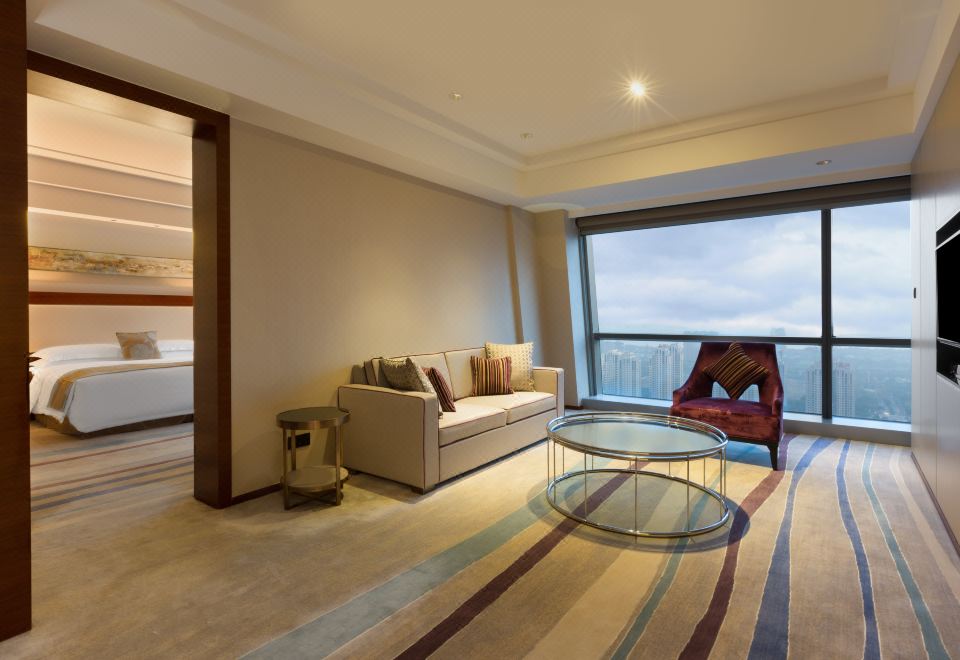 Crowne Plaza Wuxi TaihuKing 1 Bdrm STE Living Lihu Lake View