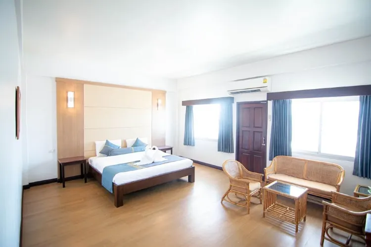 Junior King Double Room with City View (Balcony)