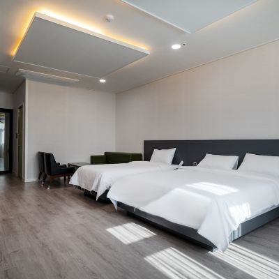 Deluxe (Double + Single Bed, Parking Lot, Shower Room, Large Tv) Gangneung Gyeongpodae Jajaknamu 쿠폰