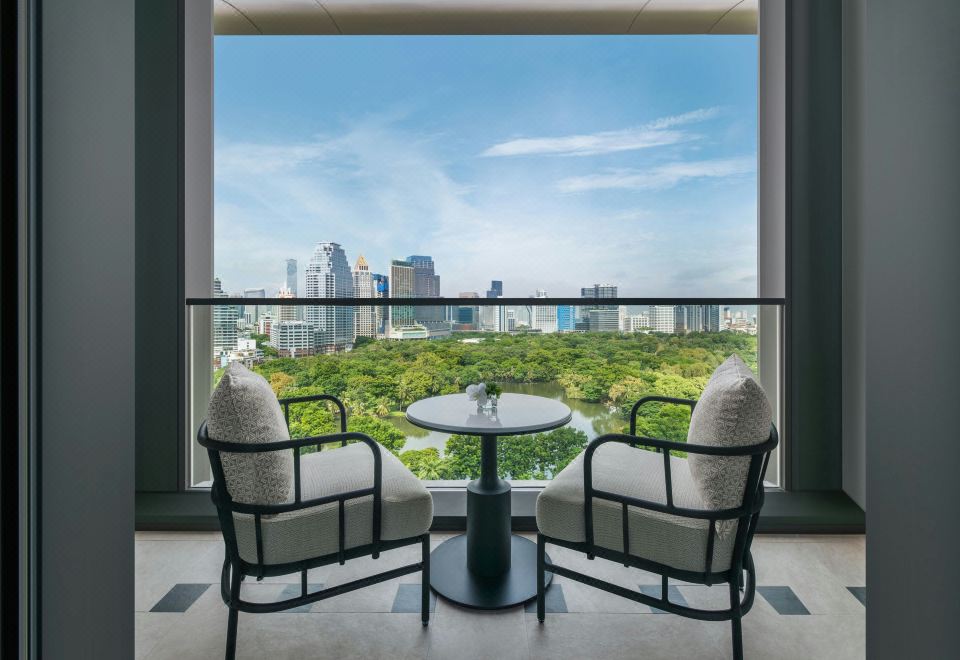 俱乐部房，可使用俱乐部休息室，客房，1 特大床，阳台