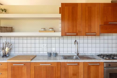 享有游泳池景致的一室公寓