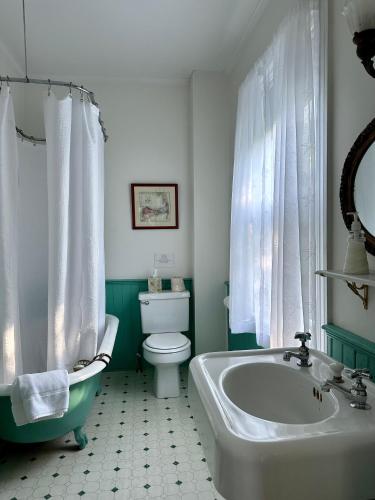 Inn at the OaksDeluxe King Room