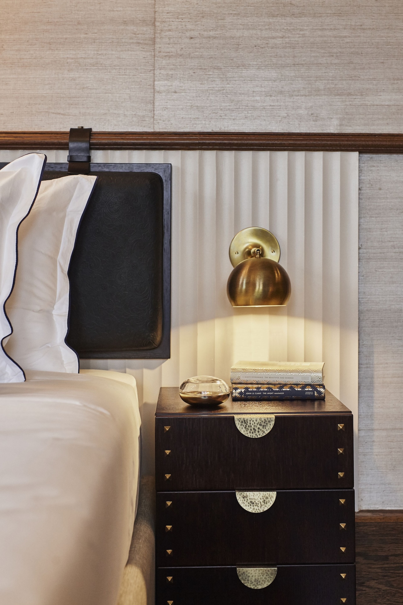 高级双人房， 1 张特大床， 城市景观