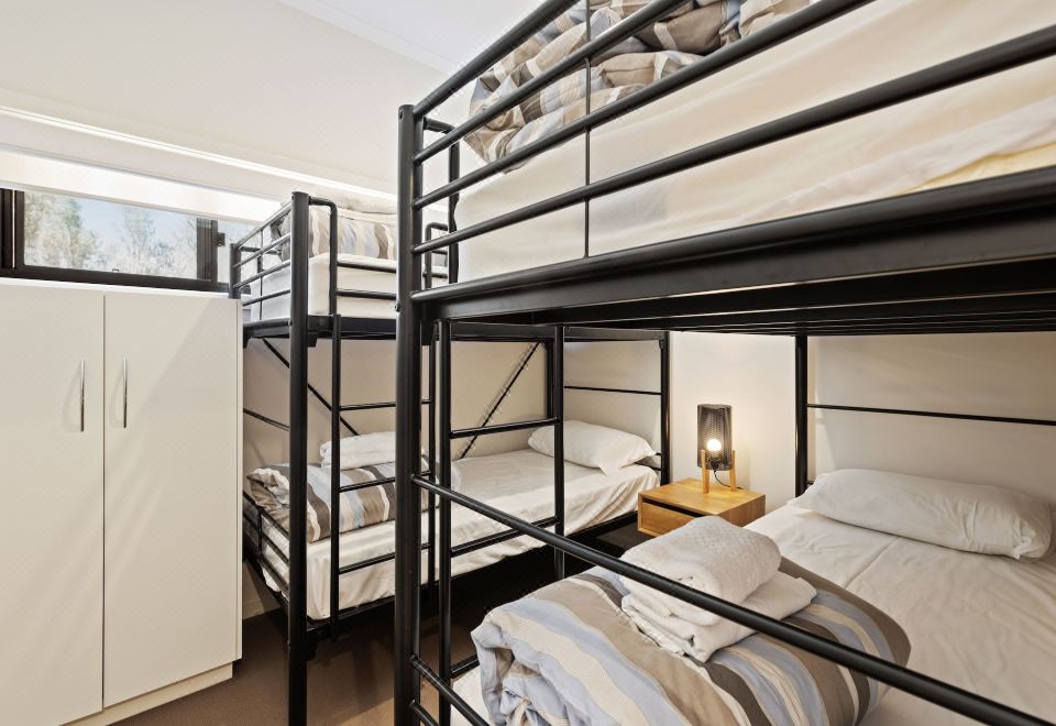 Deluxe 2 Bedroom Riverview Cabin-Sleeps 6