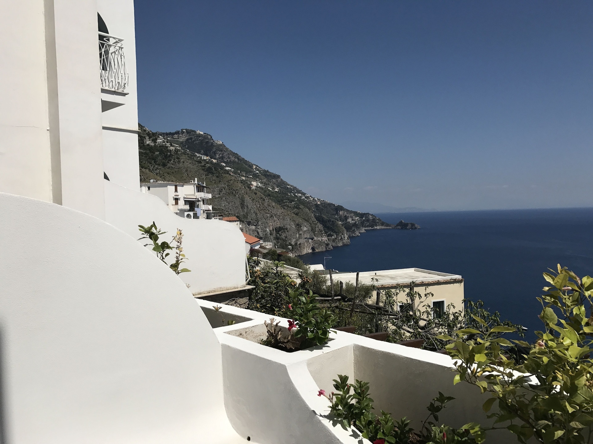 带阳台和海景的三人房