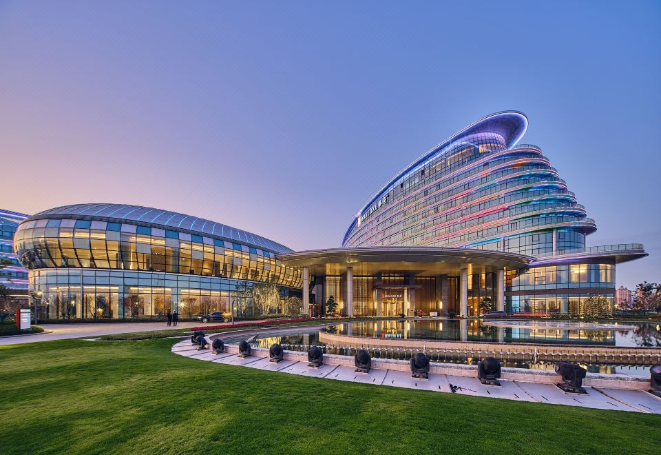 HUALUXE Nanjing Yangtze River - Housity