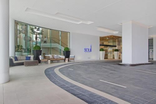 带小型泳池的两卧室房