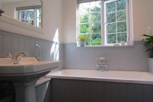 Lovely Spacious Cottage Near the Coast Two-Bedroom House