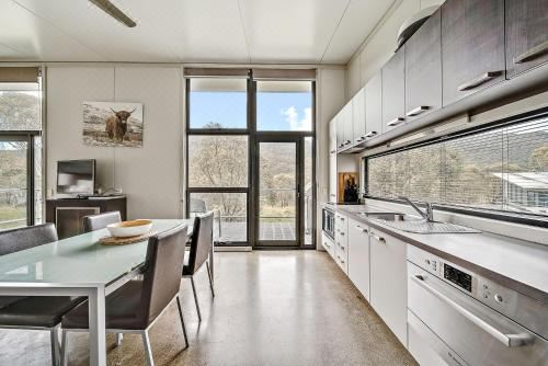 Ecocrackenback 4 Sustainable Chalet Close to the SlopesHoliday Home