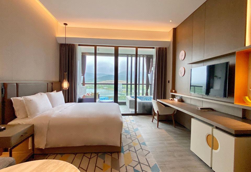 温泉高级湖景大床房