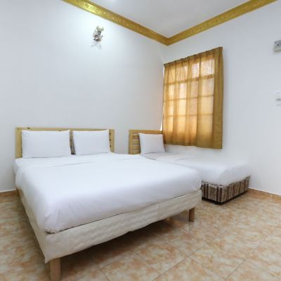 Bilik Deluxe Bertiga Kupon OYO 89887 Chalet Yunie