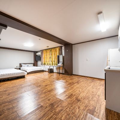 Twin Room with Kitchen-20 Pyeong