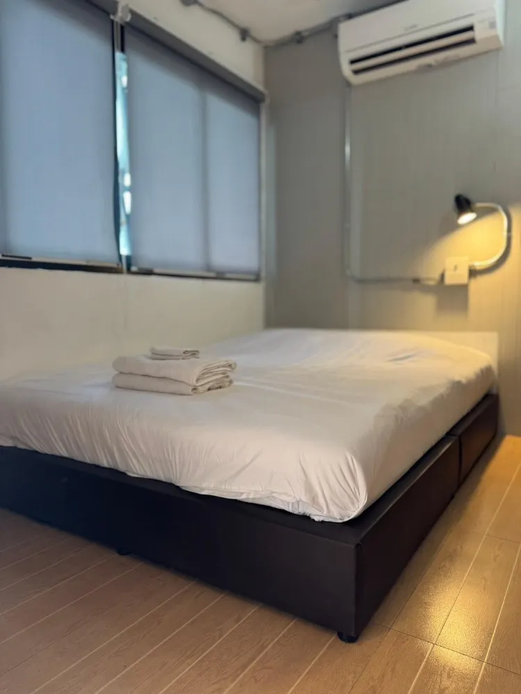 ห้องเตียงใหญ่ พร้อมห้องน้ำรวม