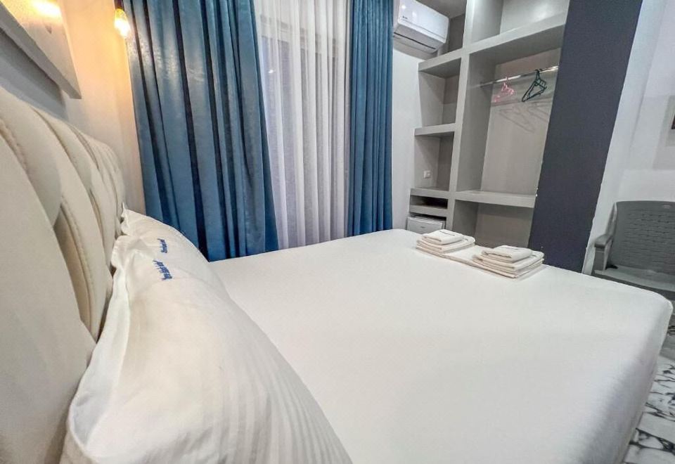 带阳台和海景的豪华双人房