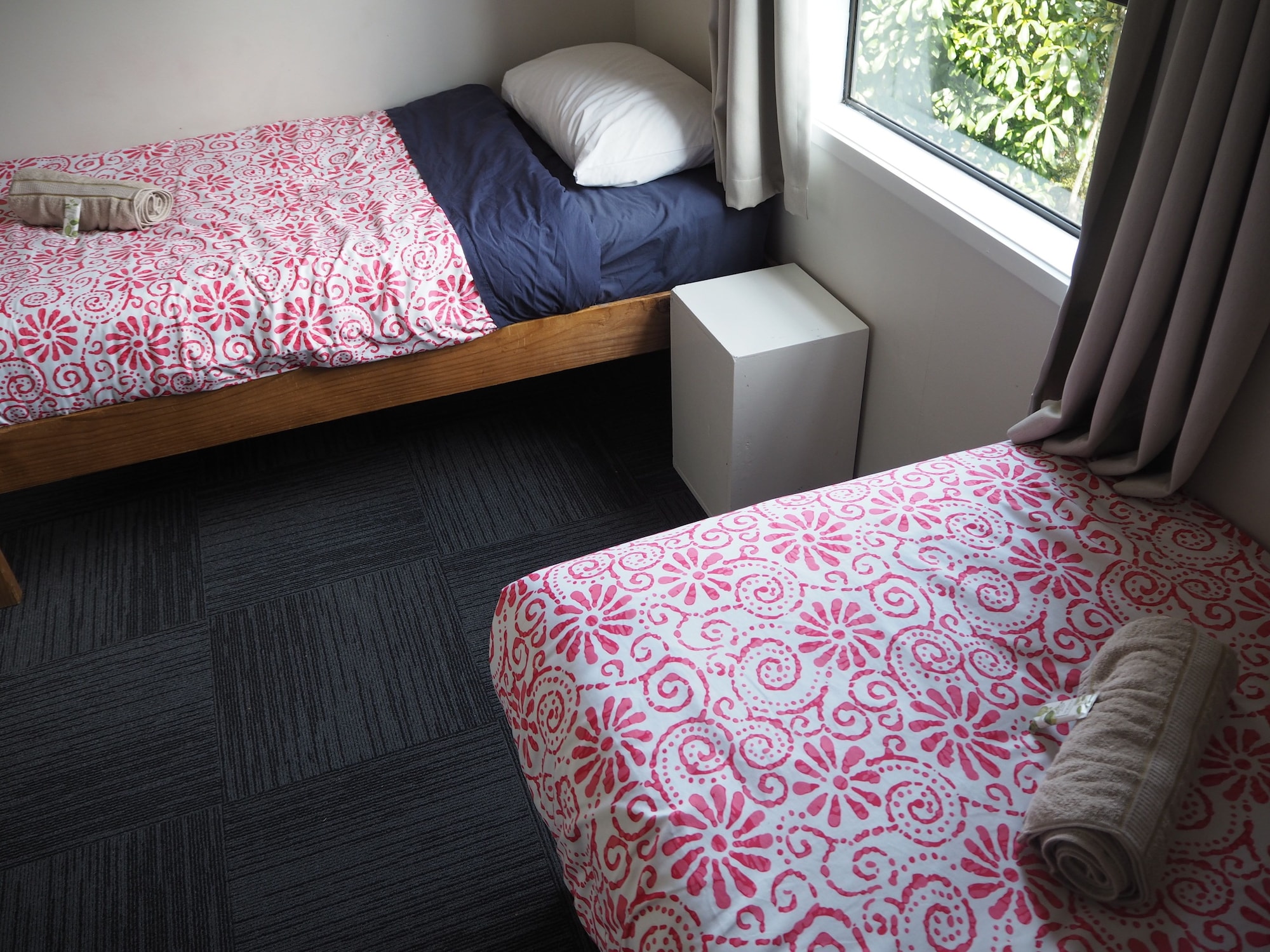 双床房， 2张单人床， 共用浴室