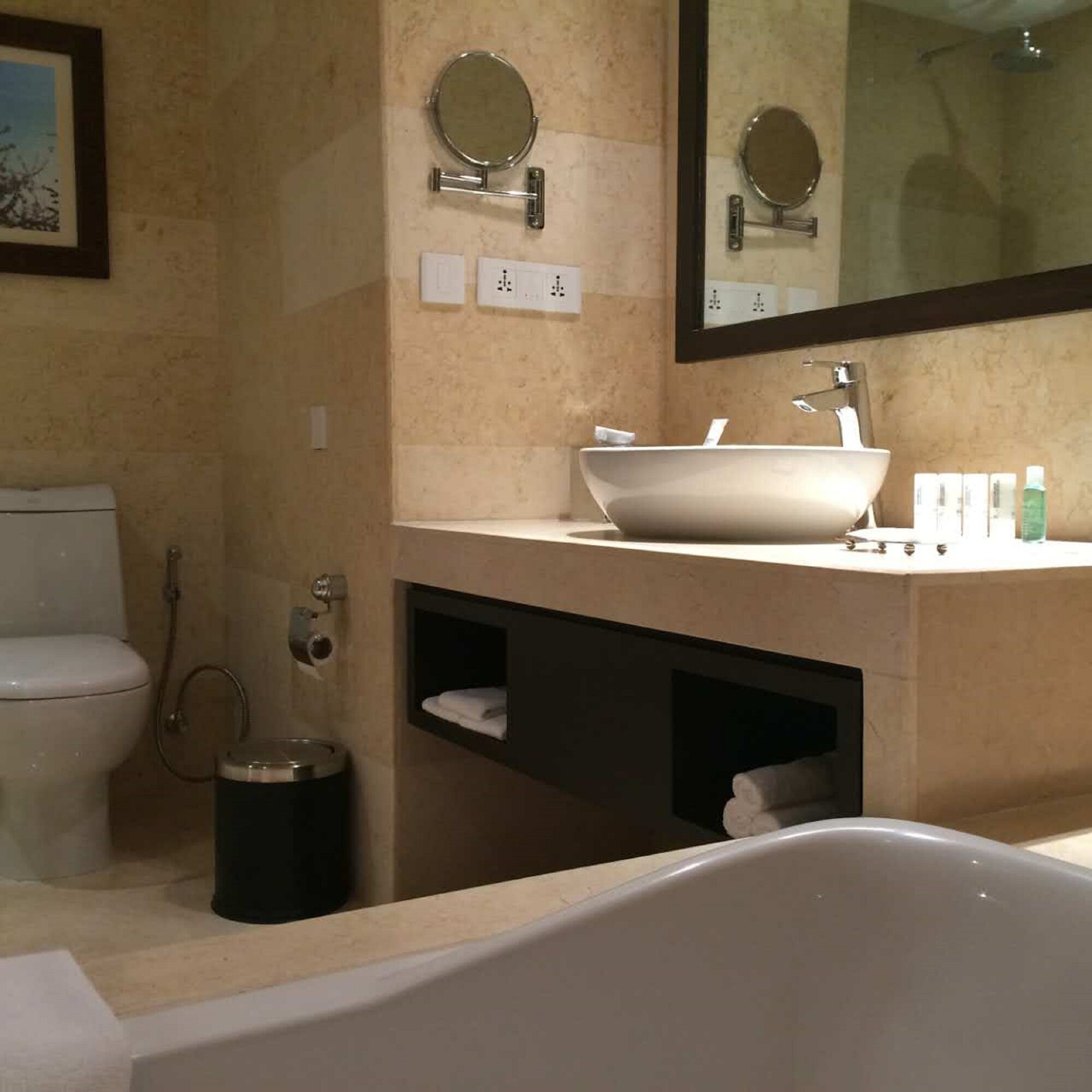 豪华特大床，较大的客房，1张特大床，带梳化床，河景