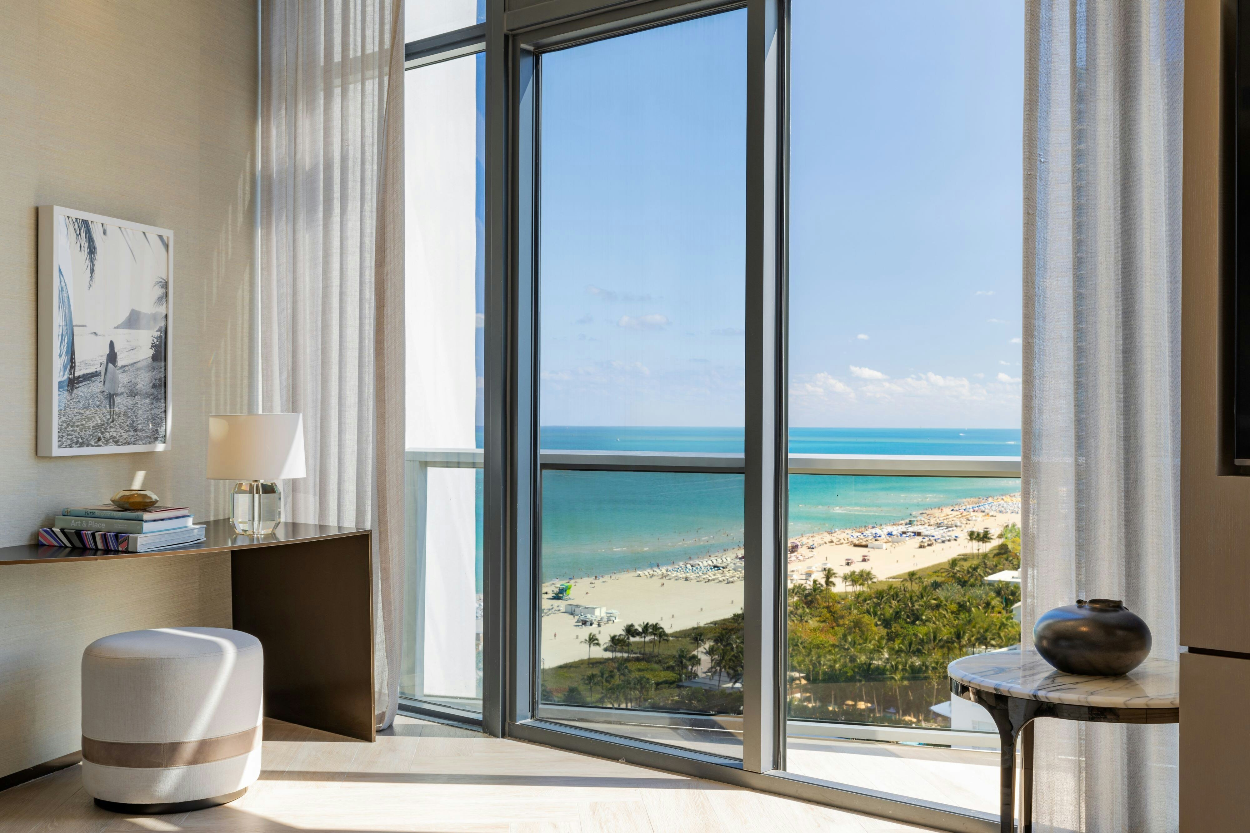 顶层1，三卧室错层套房，屋顶泳池景