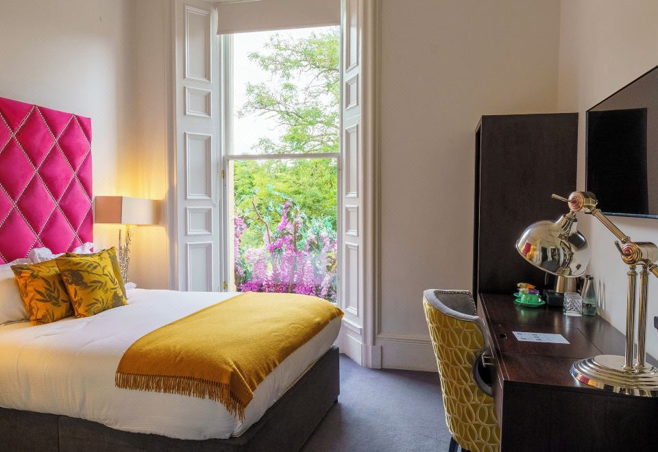 Black IvyStandard Double Room, 1 King Bed, Park View