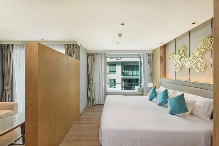 สตูดิโอพร้อมระเบียงและวิวสระว่ายน้ำ