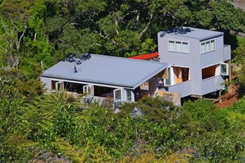 Barefoot Spirit - Stay WaihekeThree-Bedroom House