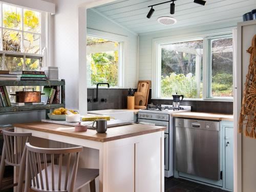 Wombat Hill Cottage- Central Daylesford Retreat Two-Bedroom House