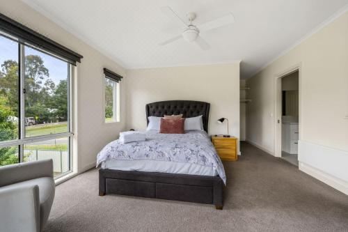 3 Peaks Rise Bright Four-Bedroom House