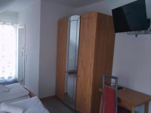 带山景的双人间