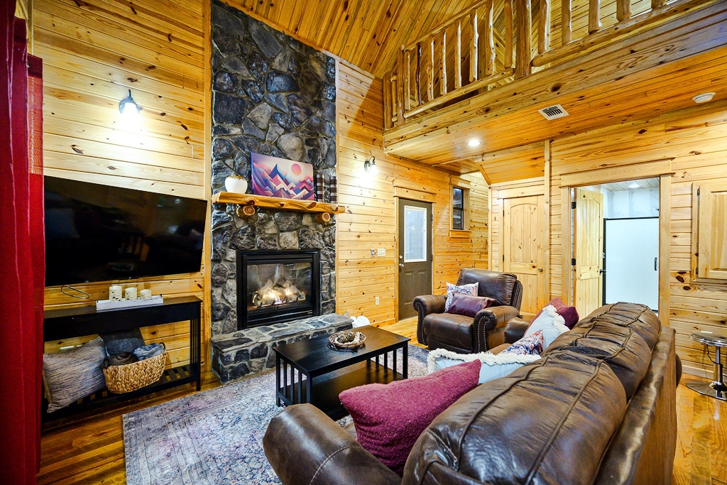 Hot Tub Gazebo and Creek Viewing Deck - Charming Secluded Cabin