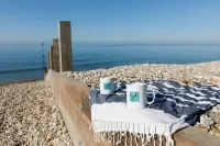 Stunning Beachfront Apt w Balcony & Sea Views