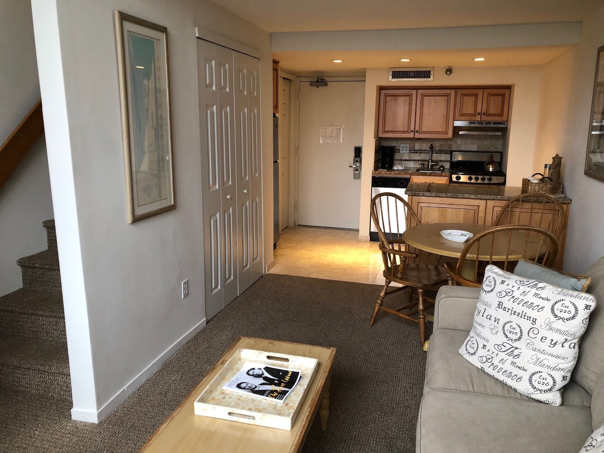 一卧室阁楼套房带楼梯